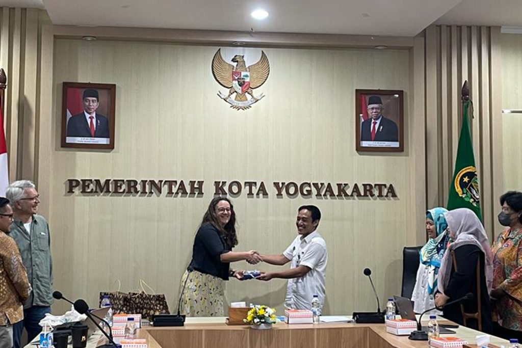 Gift exchange with the head of the social department in Yogyakarta. 