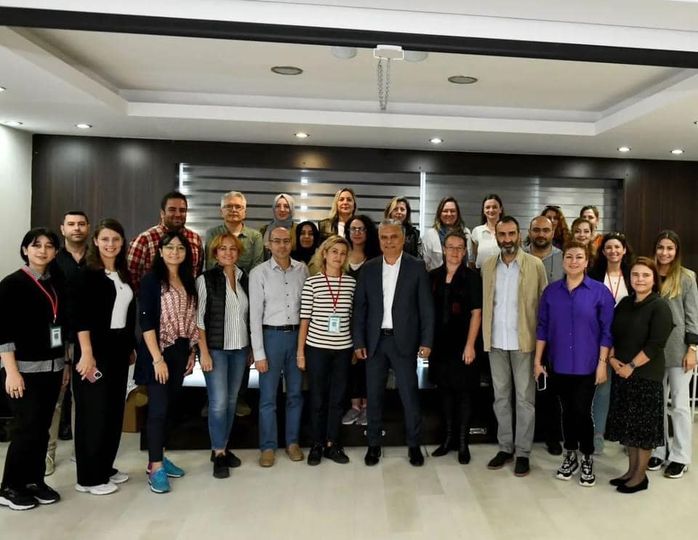 Group photo of 29 former and current participants from Turkey, as well as academics that contributed to the programme.  