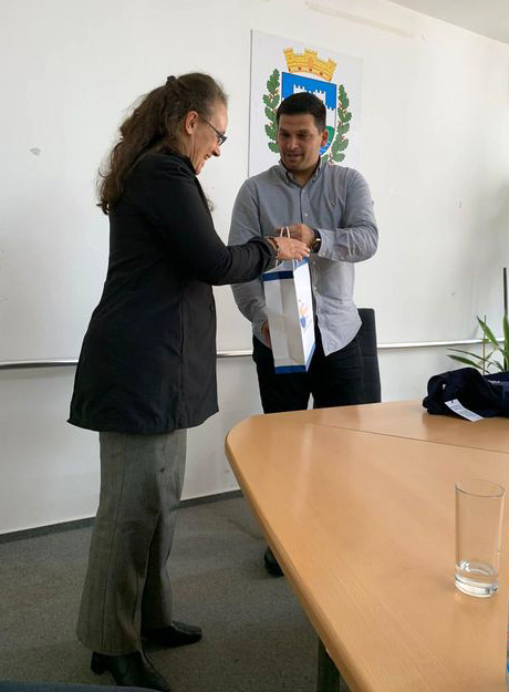 The Mayor of Ohrid hands over a gift to programme coordinator Johanna Alkan Olsson.