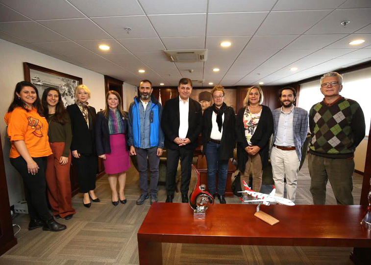 Group photo of the mentors together with participants from Turkey and the Mayor and Vice-Mayor of Karşıyaka.
