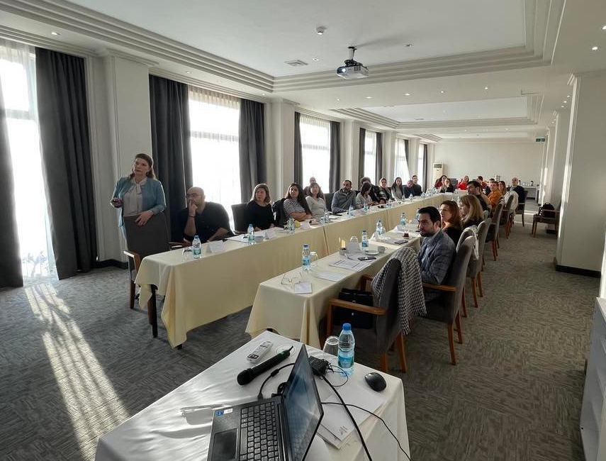 The mayor of Karşıyaka holds a speech for the participants on a system of collecting data for a better climate action plan. 
