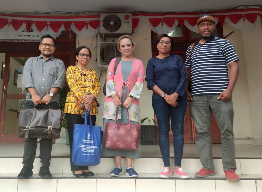 Participants from Papua and the Indonesian mentors in front of the Environmental Office of the City of Jayapura in Papua Province.  