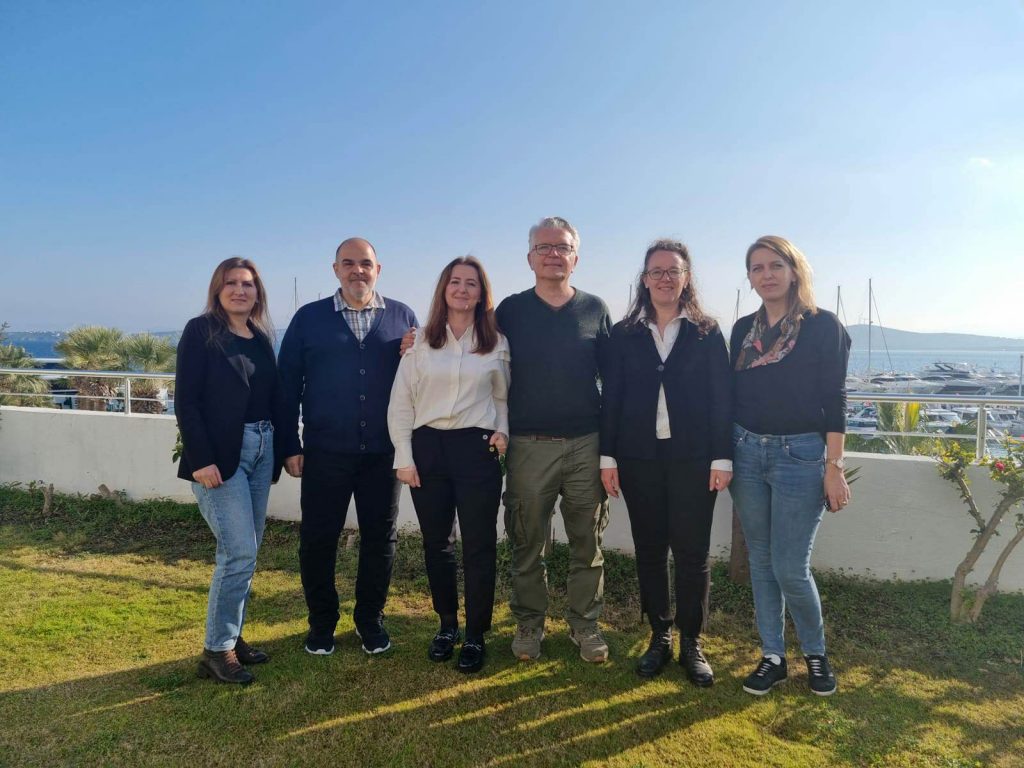The Tetovo team standing together with the mentors in front of a harbour. 