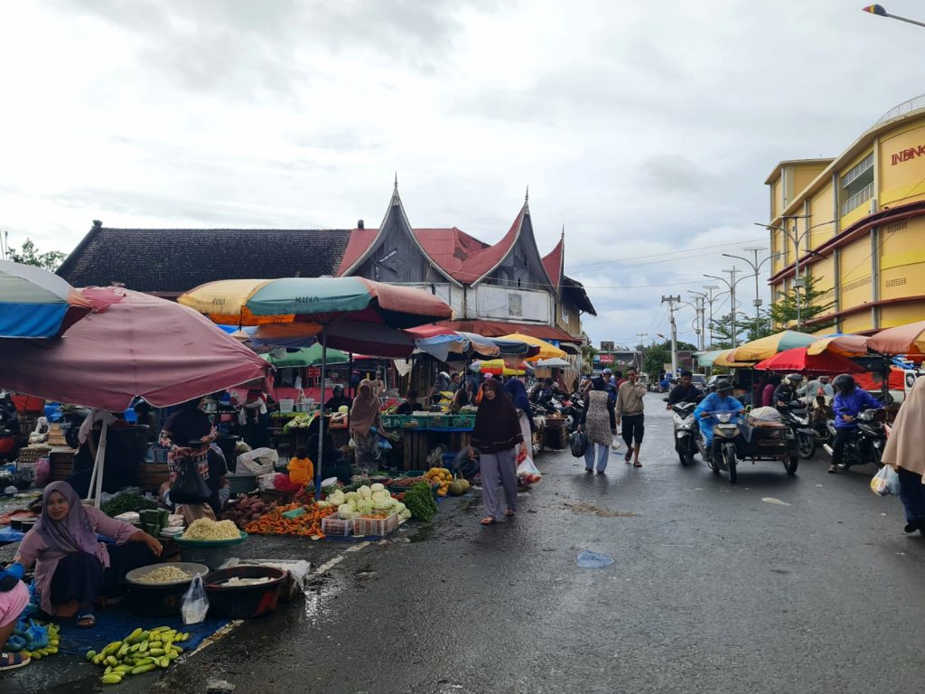 The temporary market on the location of the change project in Pariaman.