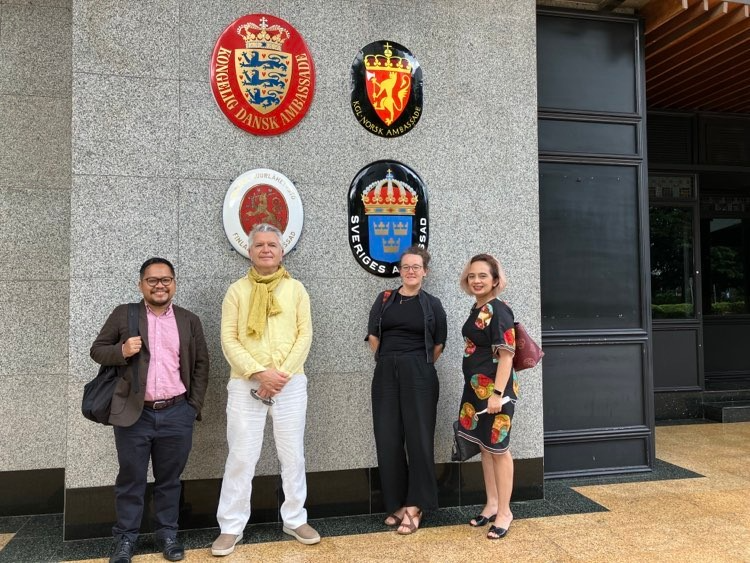The programme and mentor coordinators together with the two country mentors in front of the Swedish Embassy in Jakarta. 